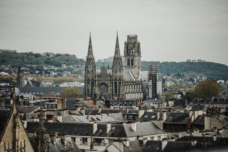 Vue aérienne sur la Cathédrale de Rouen et les toits qui l'entourent