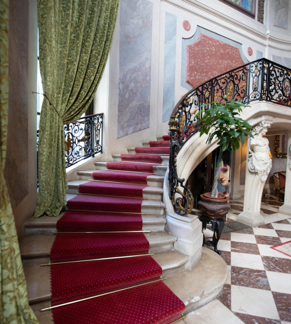 Escaliers avec tapis rouge du Château des Rêves