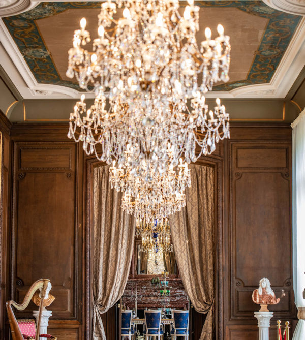 Salon avec lustre majestueux au Château des Rêves