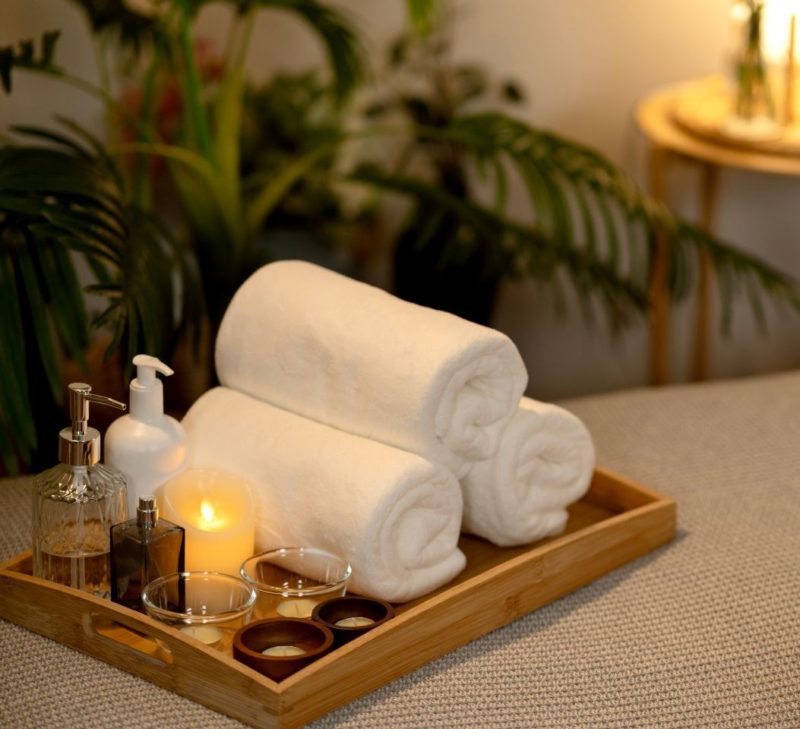 Serviettes de bain, huiles essentielles et bougie pour un moment de détente
