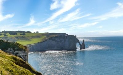 Les falaises d’Étretat vues depuis la côte
