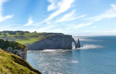 Les falaises d’Étretat vues depuis la côte