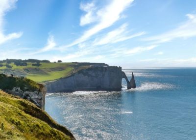 Les falaises d’Étretat vues depuis la côte