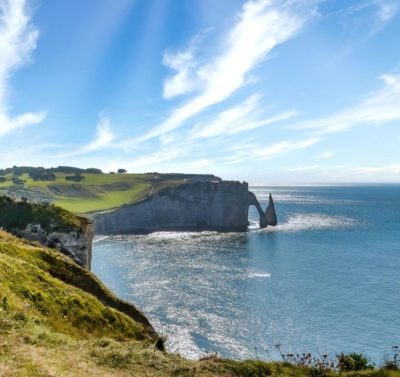 Les falaises d’Étretat vues depuis la côte