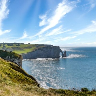 Les falaises d’Étretat vues depuis la côte