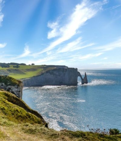 Les falaises d’Étretat vues depuis la côte
