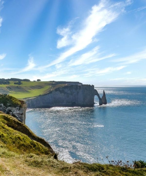 Les falaises d’Étretat vues depuis la côte