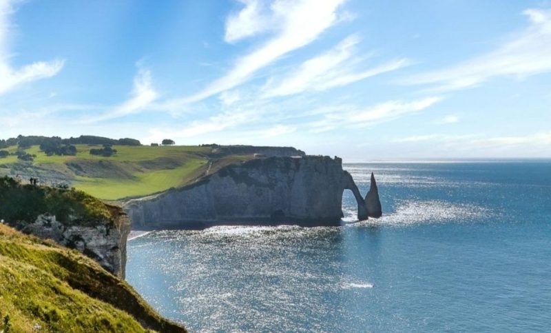 Les falaises d’Étretat vues depuis la côte