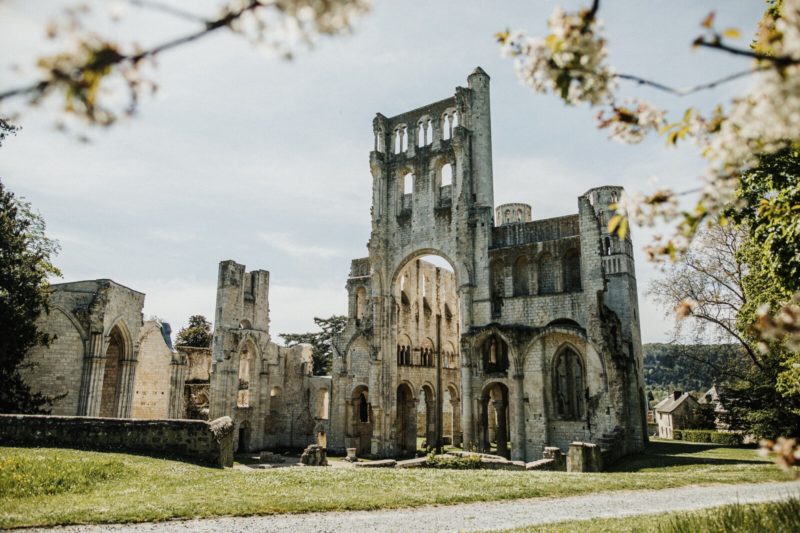 Ruines majestueuses de l’Abbaye de Jumièges au printemps, séjour culturel en Normandie
