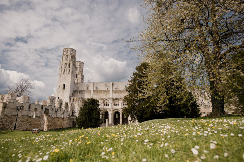 Ruines majestueuses de l’Abbaye de Jumièges au printemps