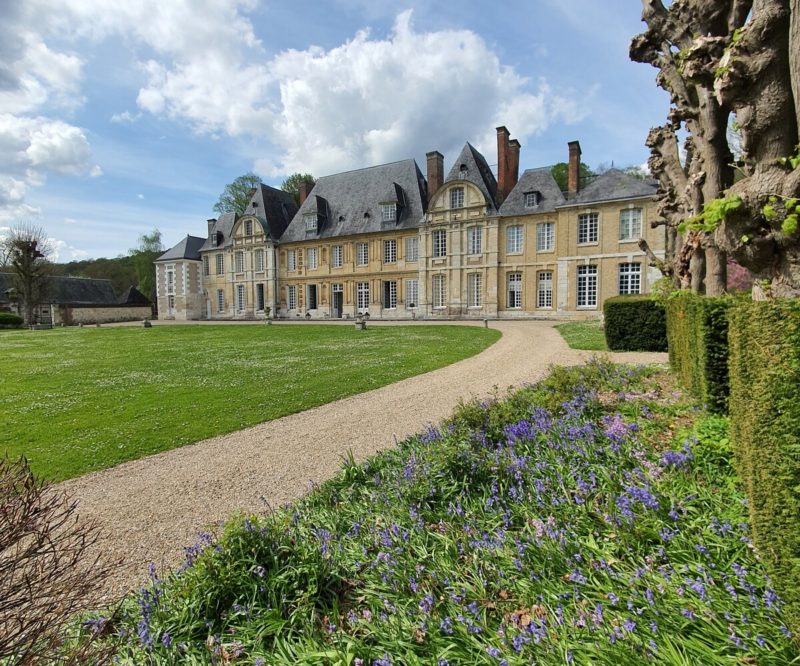 Vue sur le Château du Taillis depuis le jardin lors d’une visite découverte en Normandie