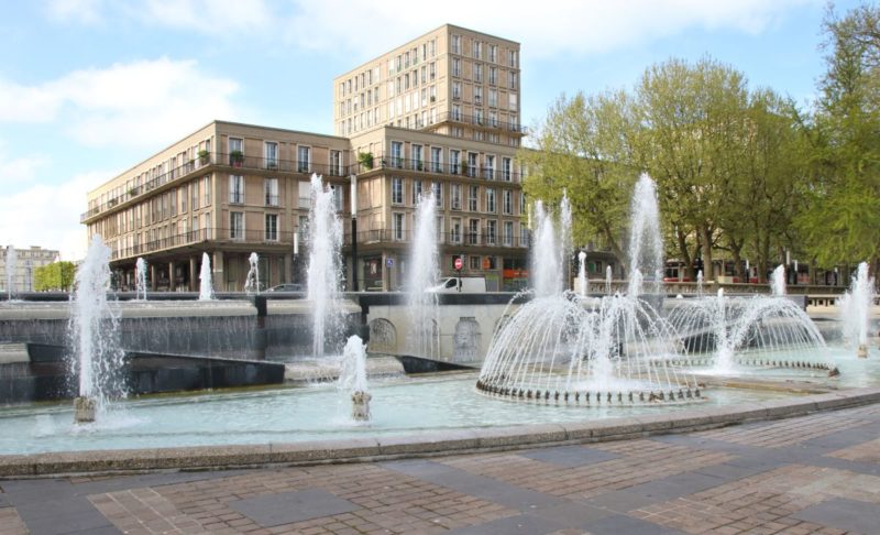 Architecture moderne et maisons typiques au Le Havre avec fontaine urbaine – séjour en Normandie