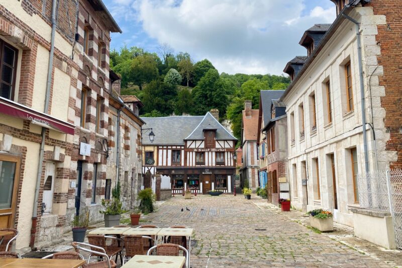 Maisons traditionnelles et ruelles du village de La Bouille en Normandie, source d’inspiration des peintres impressionnistes