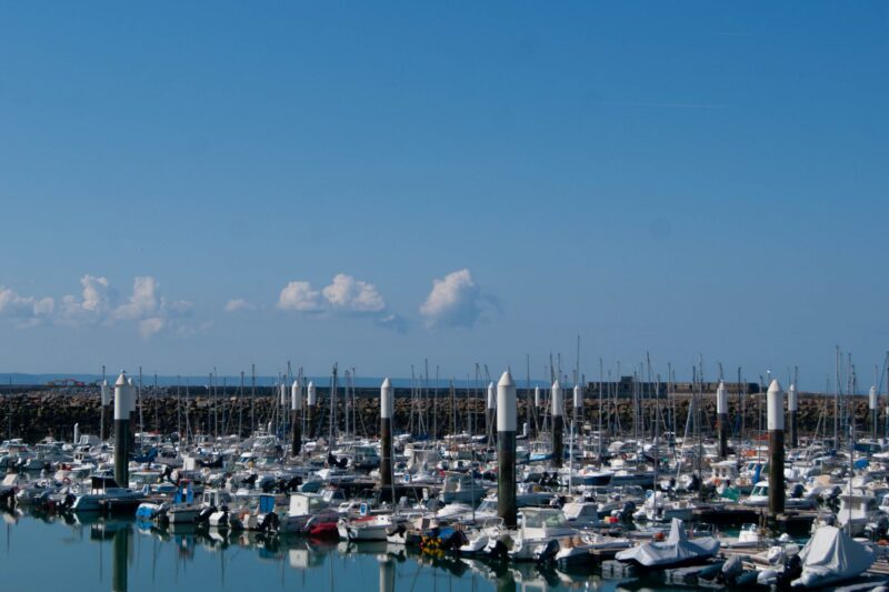 Port du Havre en Normandie, quais et bateaux sur fond de mer et d’horizon maritime
