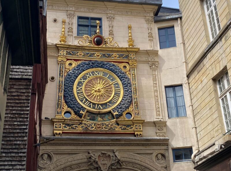 Horloge du Gros-Horloge à Rouen, site incontournable du patrimoine normand