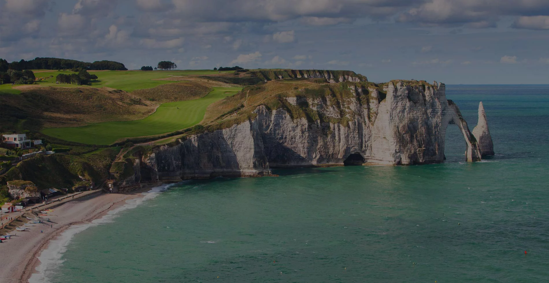 Les falaises d’Étretat vues depuis la côte